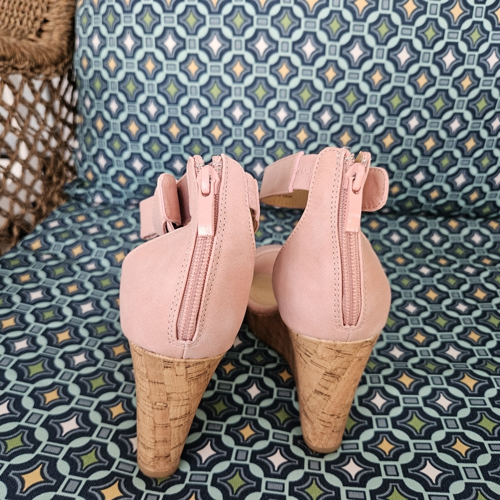 NWOB CL by Laundry Bliss Wedge Sandal Women 9 Light Pink Pastel Flirty - Picture 6 of 8